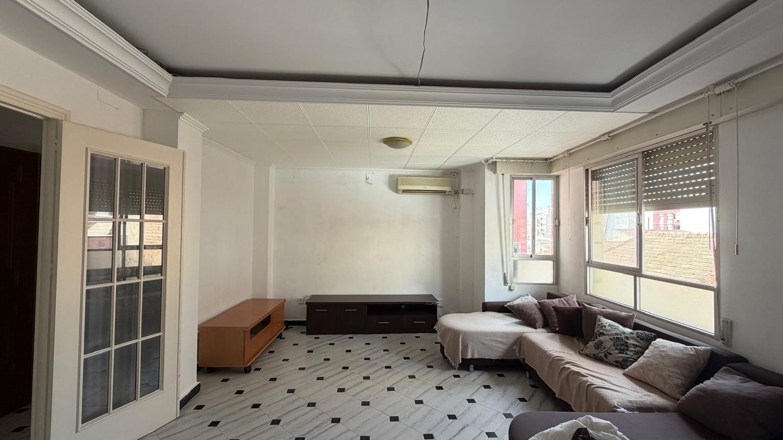 For sale - 3 Bedroom 1 Bathroom Apartment in Torrevieja - Centro  - Alicante