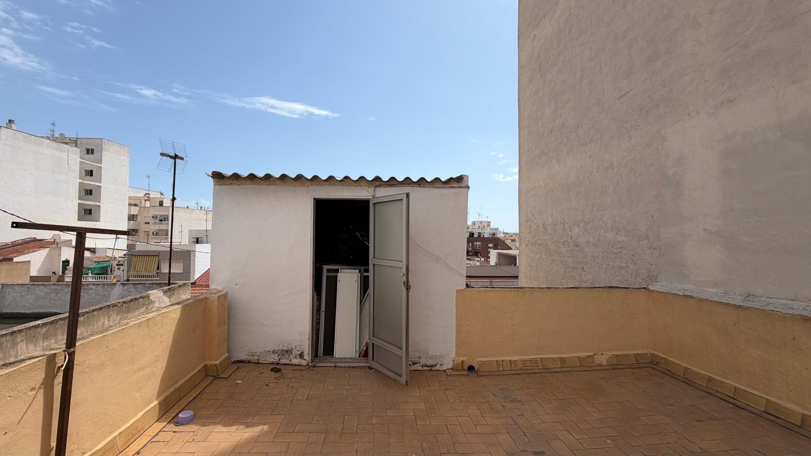 For sale - 3 Bedroom 1 Bathroom Apartment in Torrevieja - Centro  - Alicante
