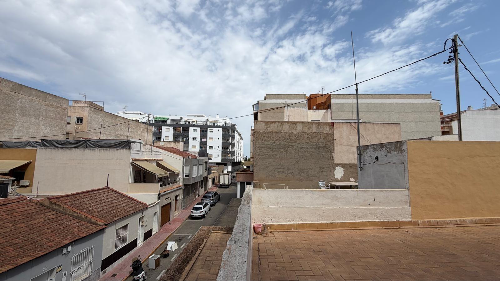 For sale - 3 Bedroom 1 Bathroom Apartment in Torrevieja - Centro  - Alicante