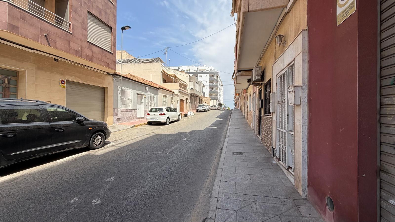 For sale - 3 Bedroom 1 Bathroom Apartment in Torrevieja - Centro  - Alicante