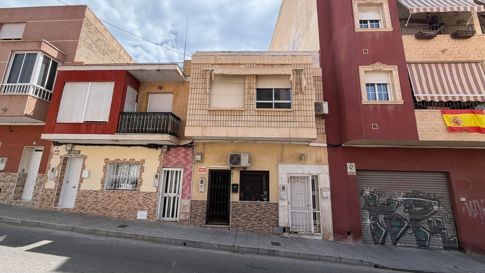 For sale - 3 Bedroom 1 Bathroom Apartment in Torrevieja - Centro  - Alicante