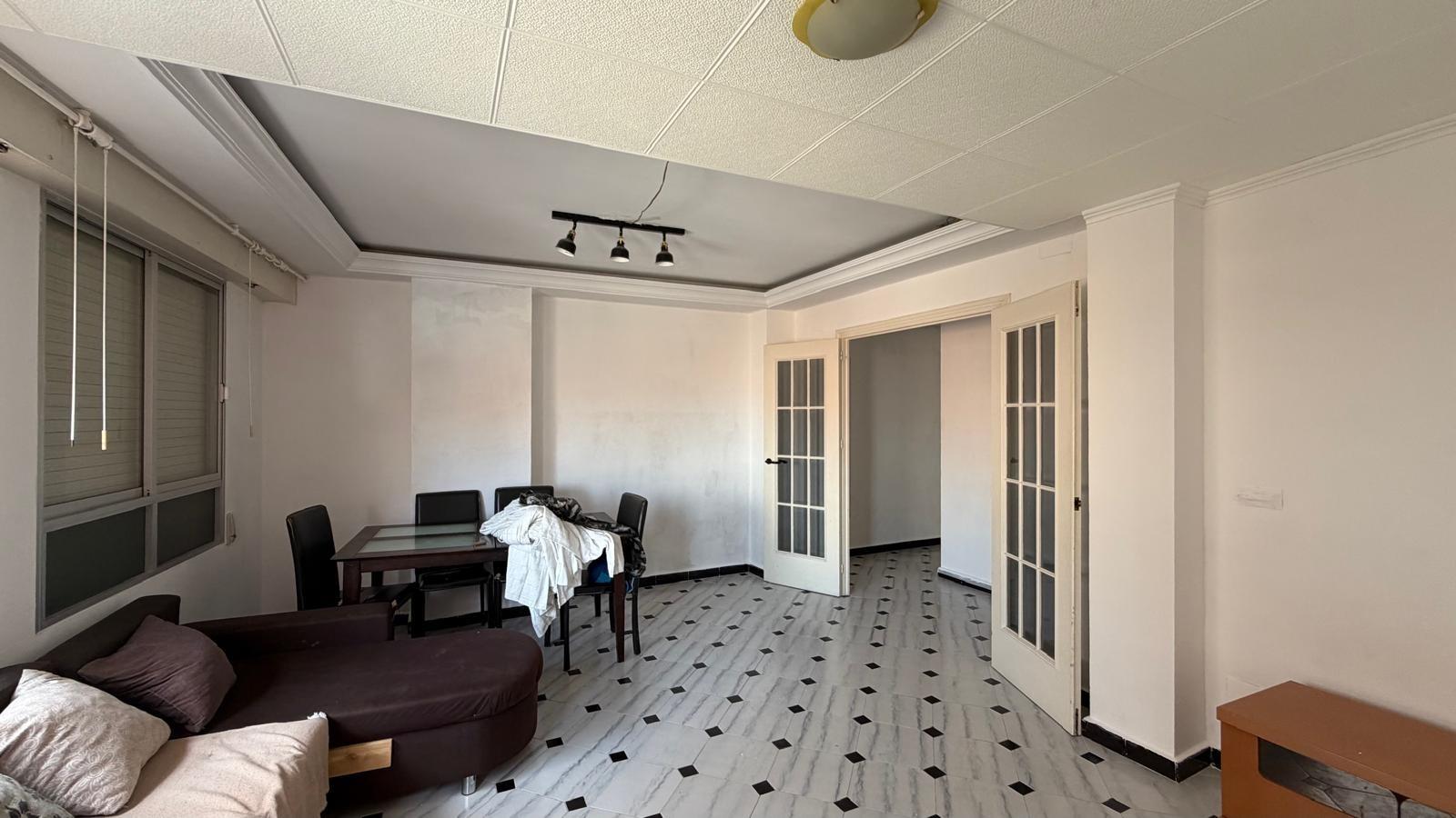 For sale - 3 Bedroom 1 Bathroom Apartment in Torrevieja - Centro  - Alicante