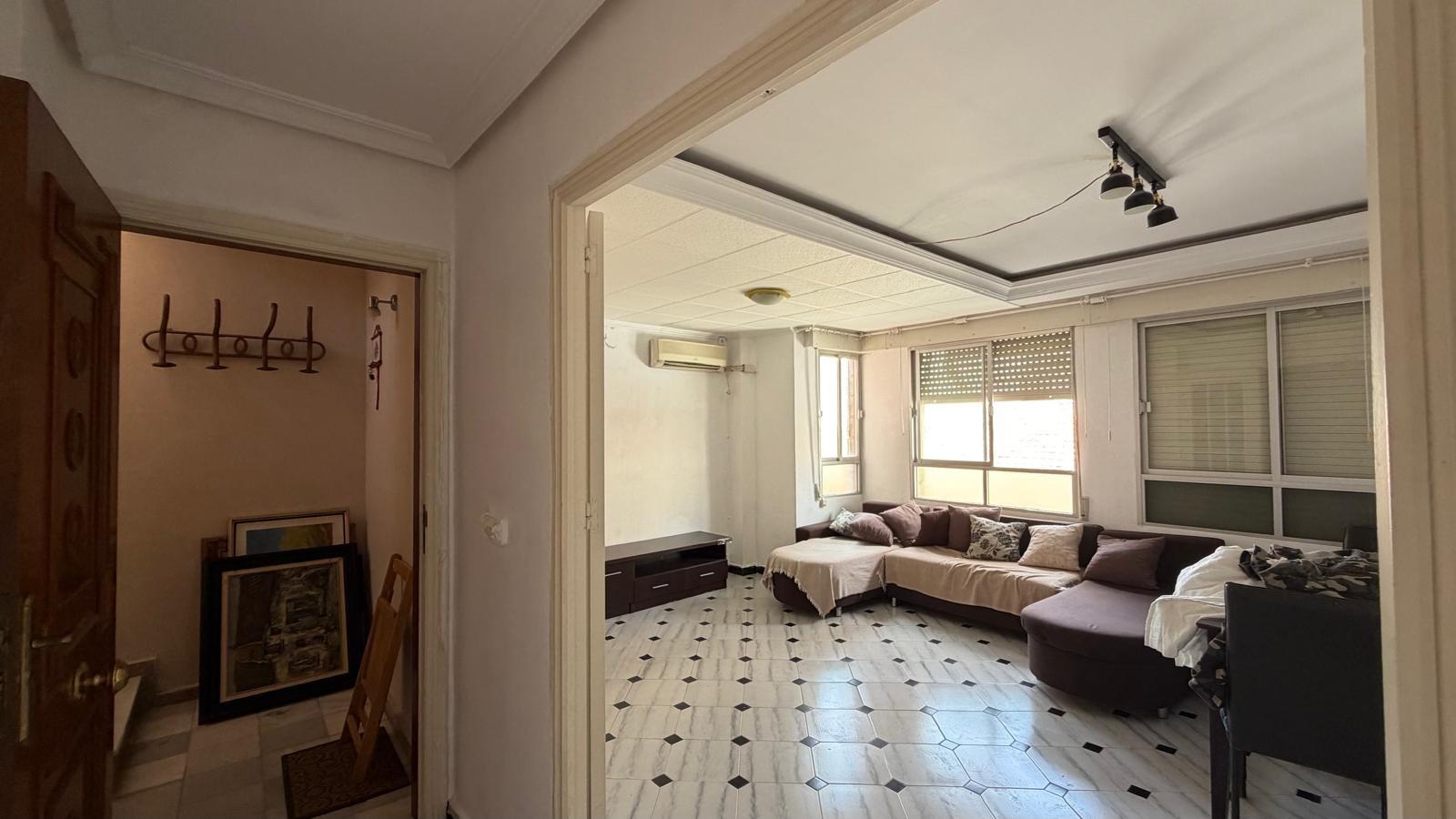For sale - 3 Bedroom 1 Bathroom Apartment in Torrevieja - Centro  - Alicante