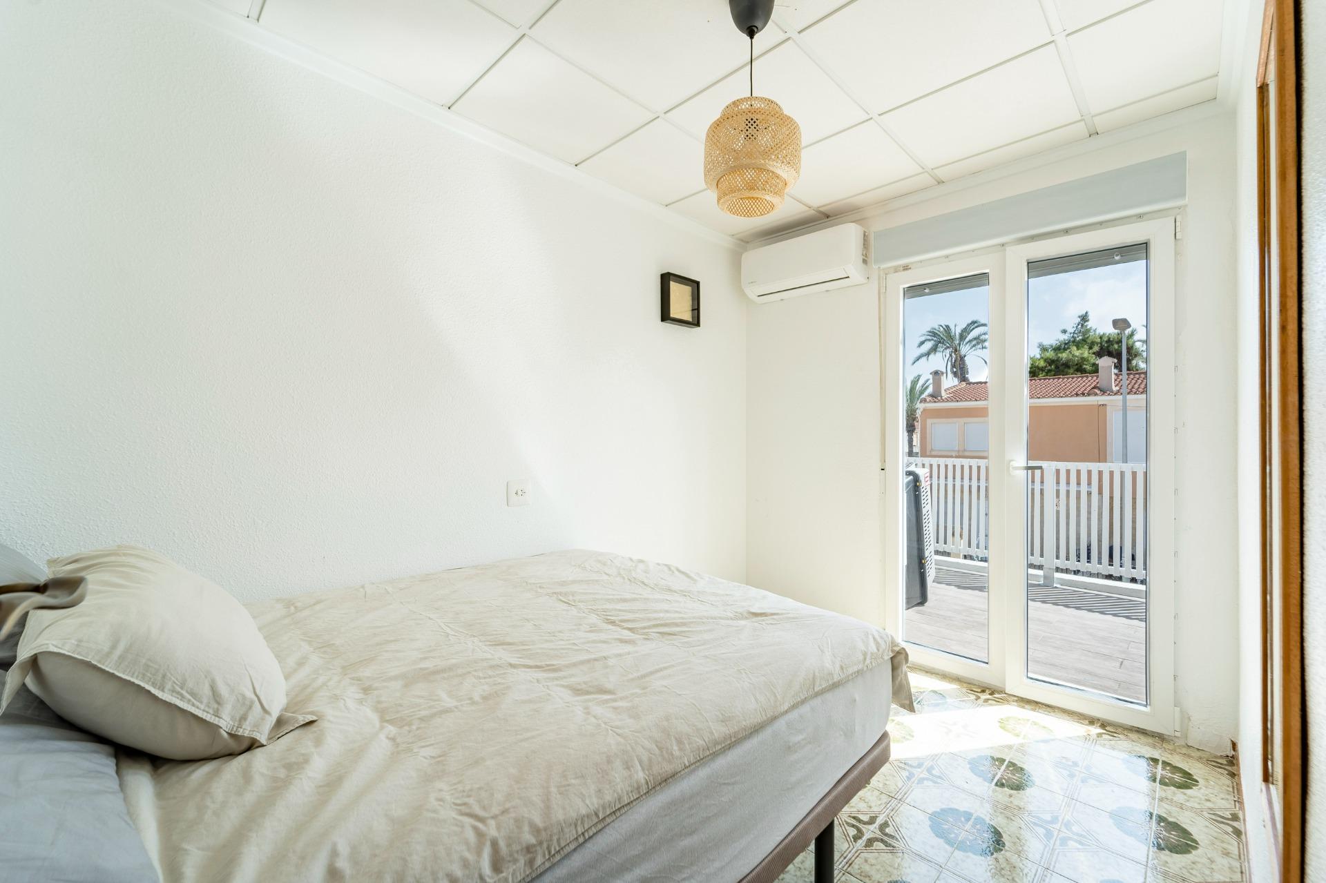 For sale - 4 Bedroom 2 Bathroom Duplex in Torrevieja - Playa De Los Naufragos  - Alicante