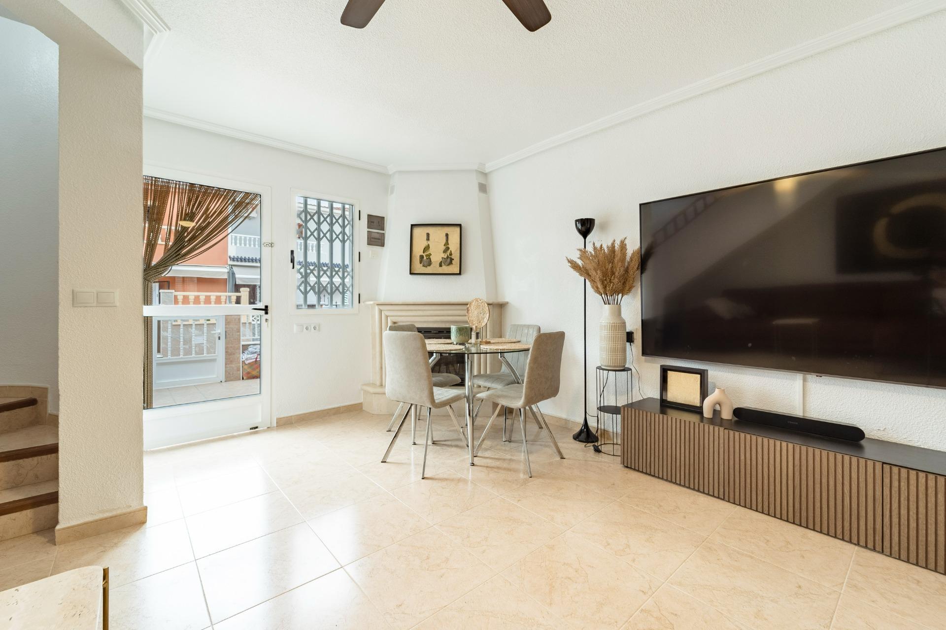 For sale - 4 Bedroom 2 Bathroom Duplex in Torrevieja - Playa De Los Naufragos  - Alicante