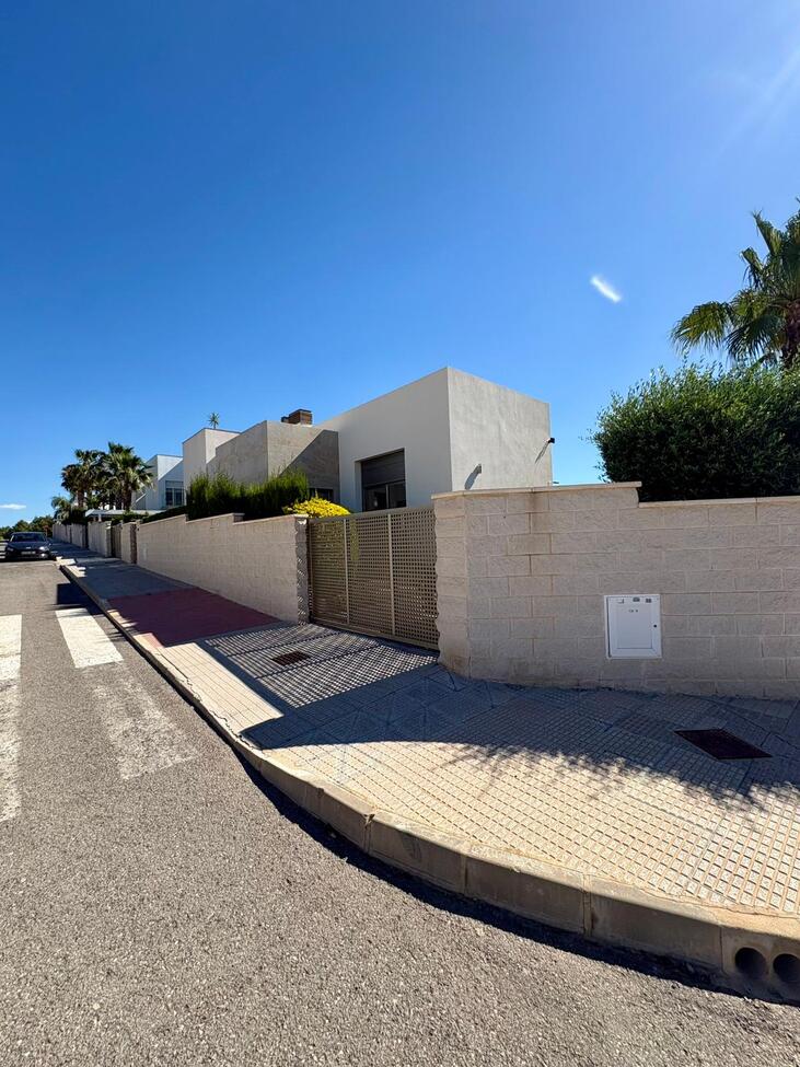 For sale - 3 Bedroom 2 Bathroom Villa in Benijofar - Costa Blanca  - Alicante