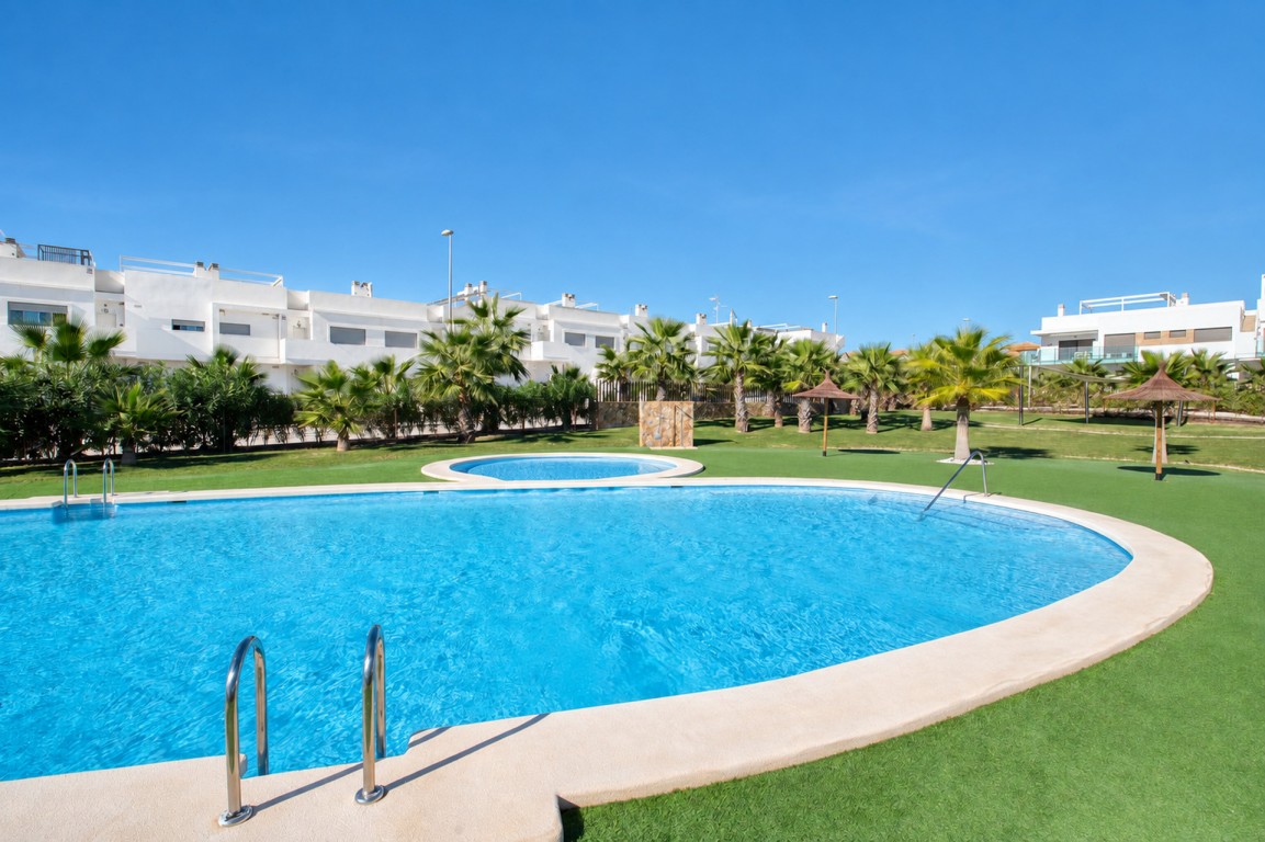 For sale - 3 Bedroom 2 Bathroom Apartment in Vistabella Golf Entre Naranjos - Inland  - Alicante