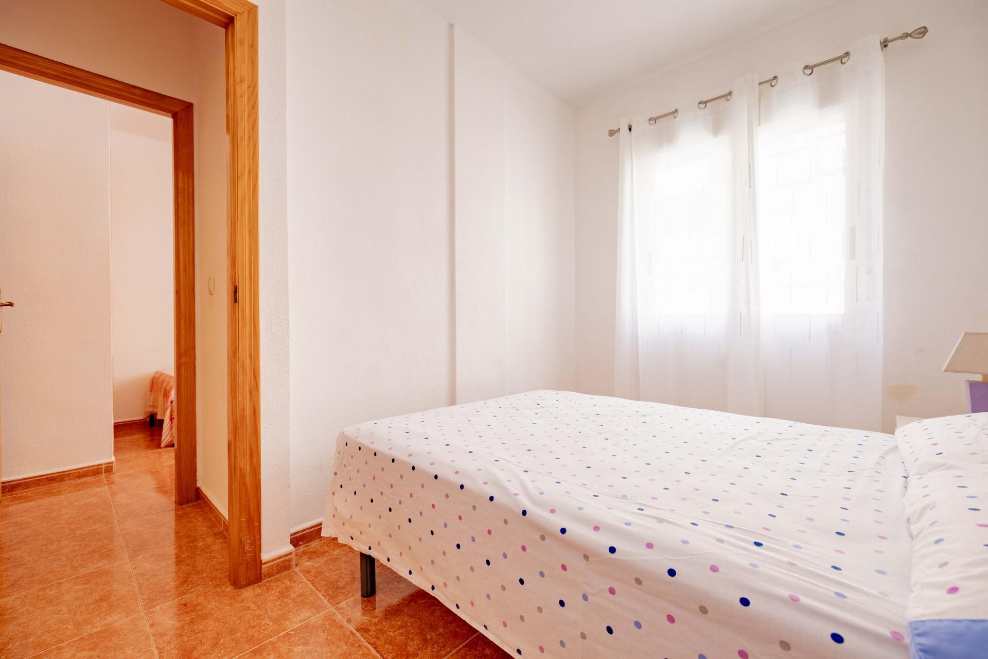 For sale - 3 Bedroom 2 Bathroom Apartment in Torrevieja - Playa De Los Locos  - Alicante