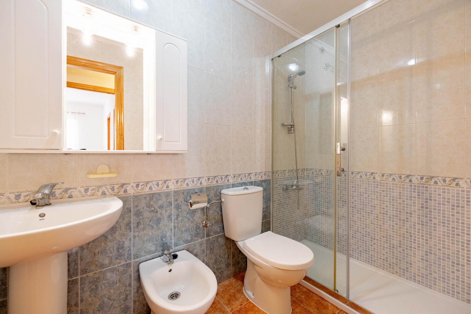 For sale - 3 Bedroom 2 Bathroom Apartment in Torrevieja - Playa De Los Locos  - Alicante