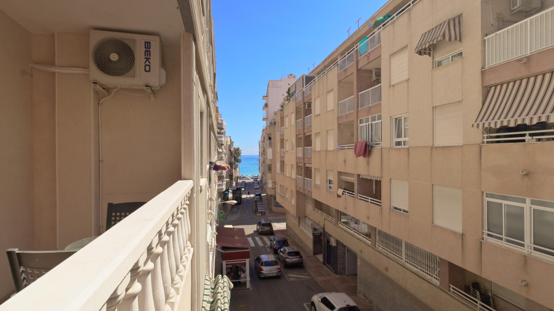 For sale - 3 Bedroom 2 Bathroom Apartment in Torrevieja - Playa De Los Locos  - Alicante