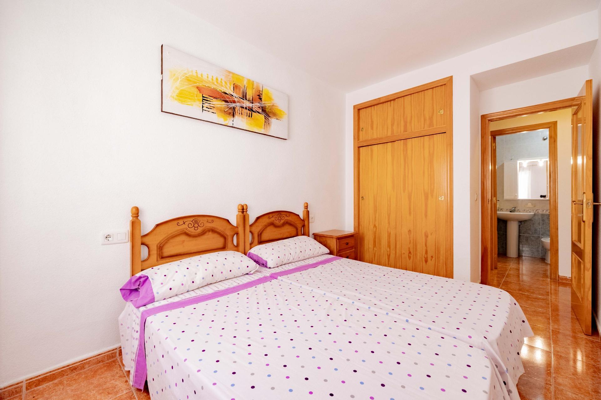 For sale - 3 Bedroom 2 Bathroom Apartment in Torrevieja - Playa De Los Locos  - Alicante