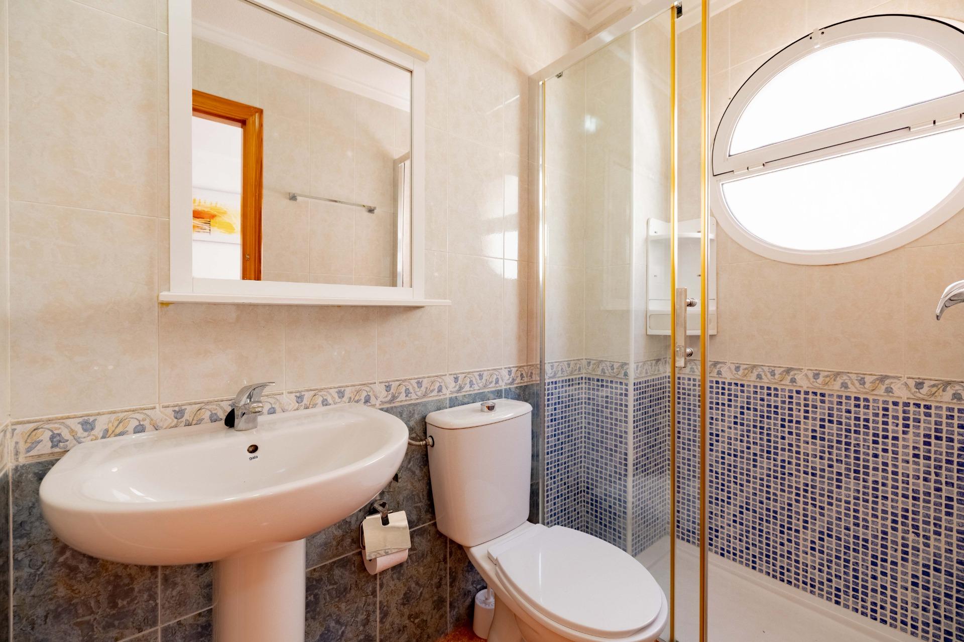 For sale - 3 Bedroom 2 Bathroom Apartment in Torrevieja - Playa De Los Locos  - Alicante