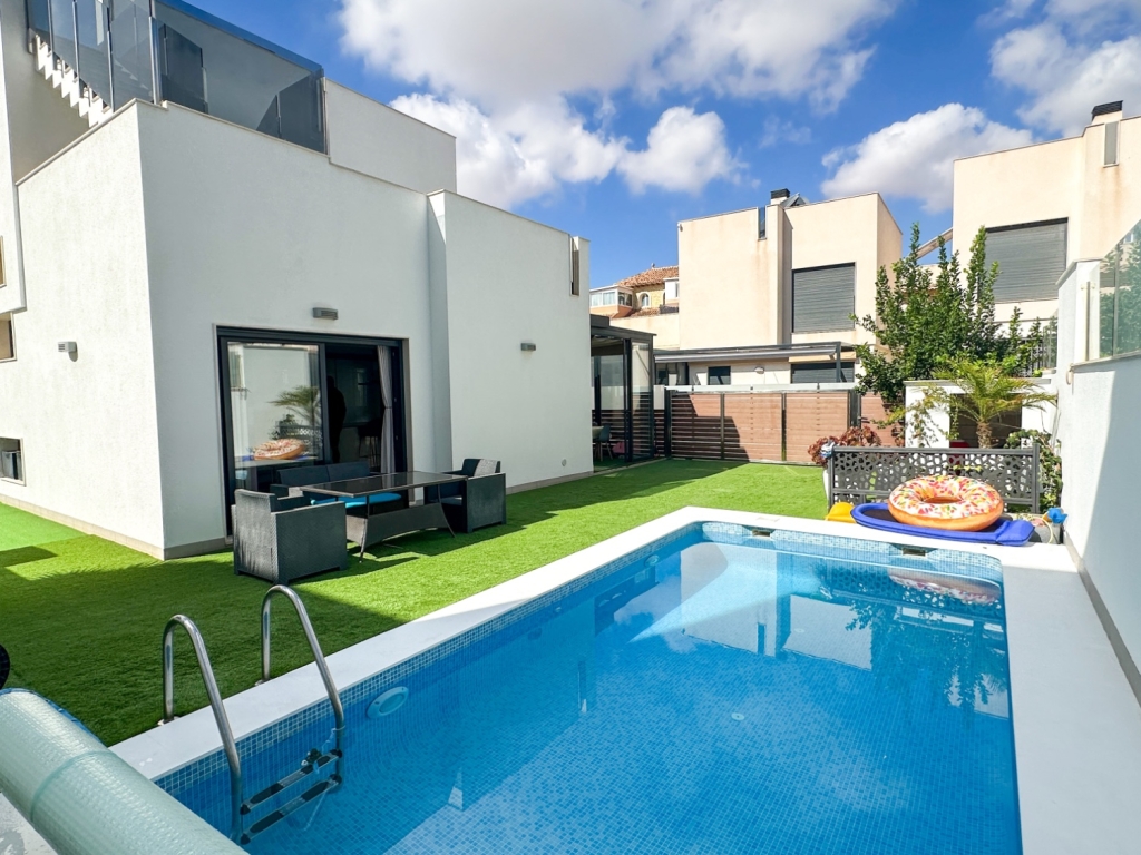 5 Bedroom 3 Bathroom Villa in Torrevieja
