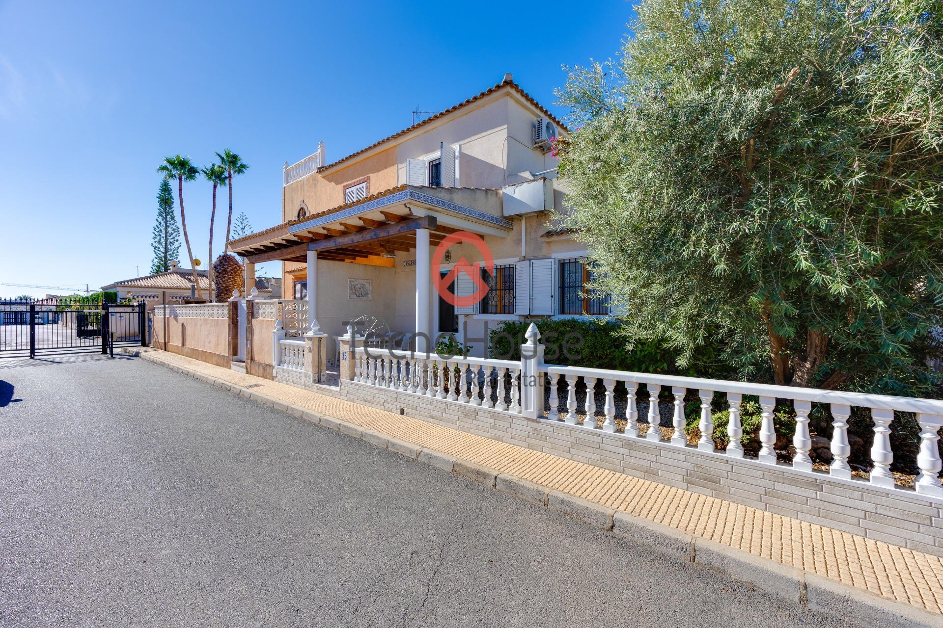 For sale - 3 Bedroom 3 Bathroom Semi Detached in Orihuela Costa - Playa Flamenca  - Alicante