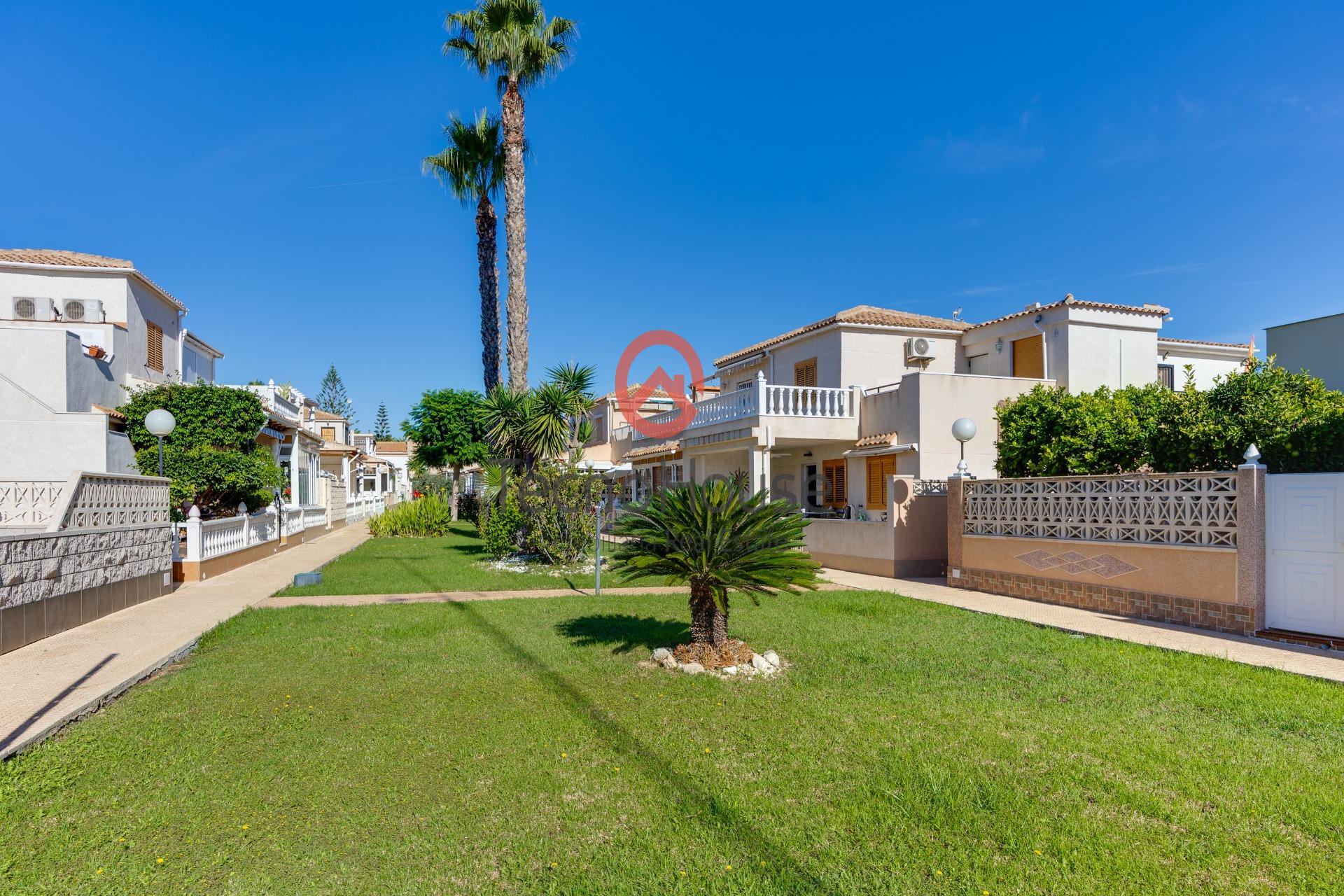 For sale - 3 Bedroom 3 Bathroom Semi Detached in Orihuela Costa - Playa Flamenca  - Alicante