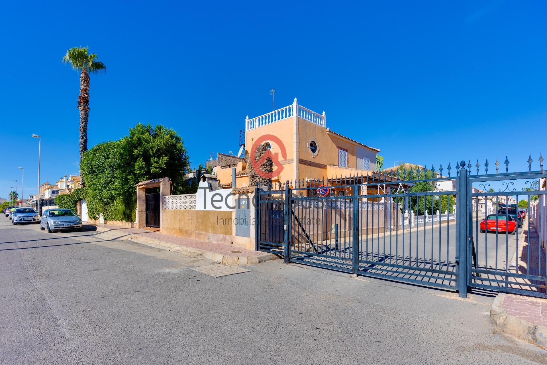 For sale - 3 Bedroom 3 Bathroom Semi Detached in Orihuela Costa - Playa Flamenca  - Alicante
