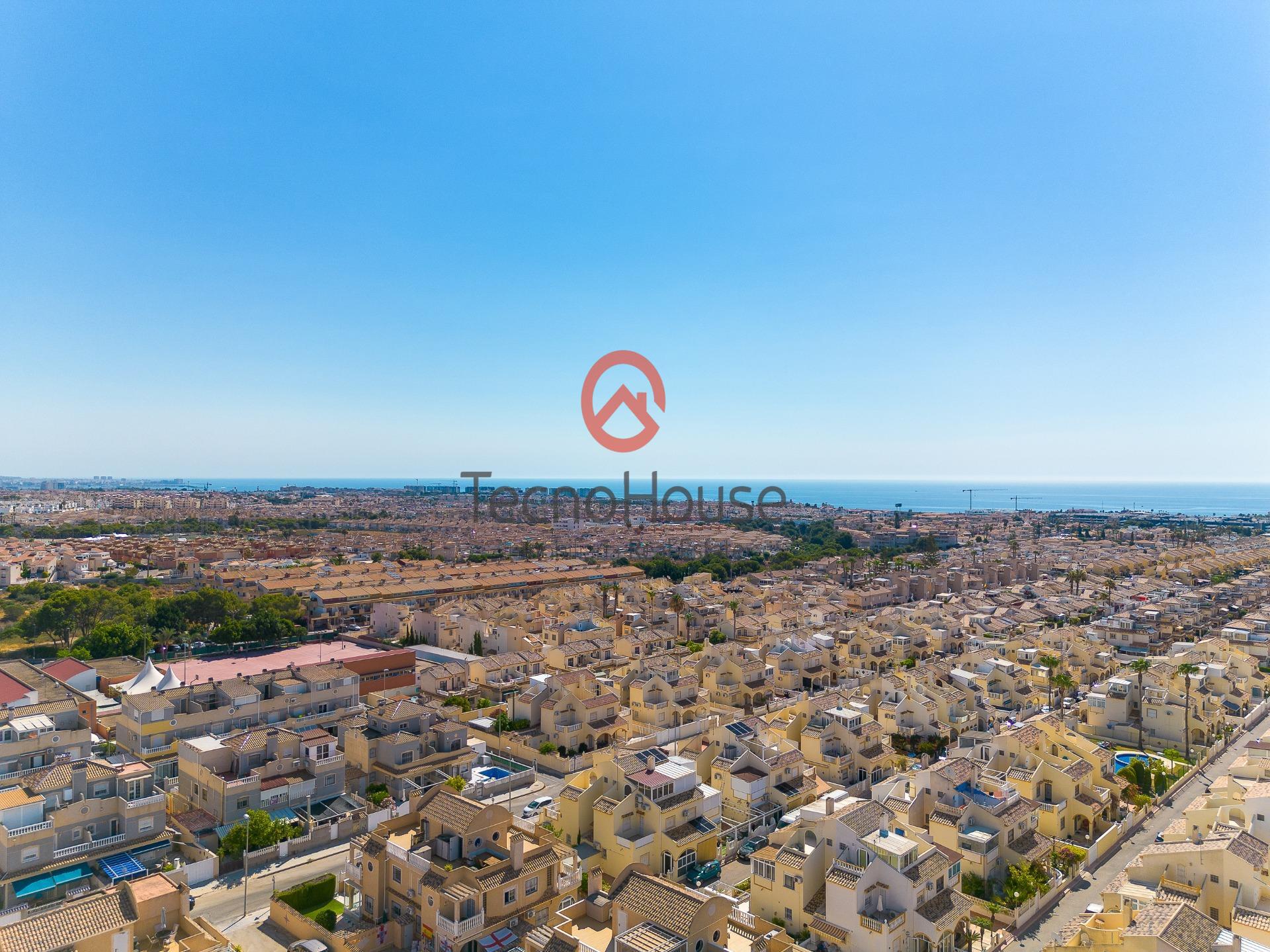 For sale - 3 Bedroom 3 Bathroom Semi Detached in Orihuela Costa - Playa Flamenca  - Alicante