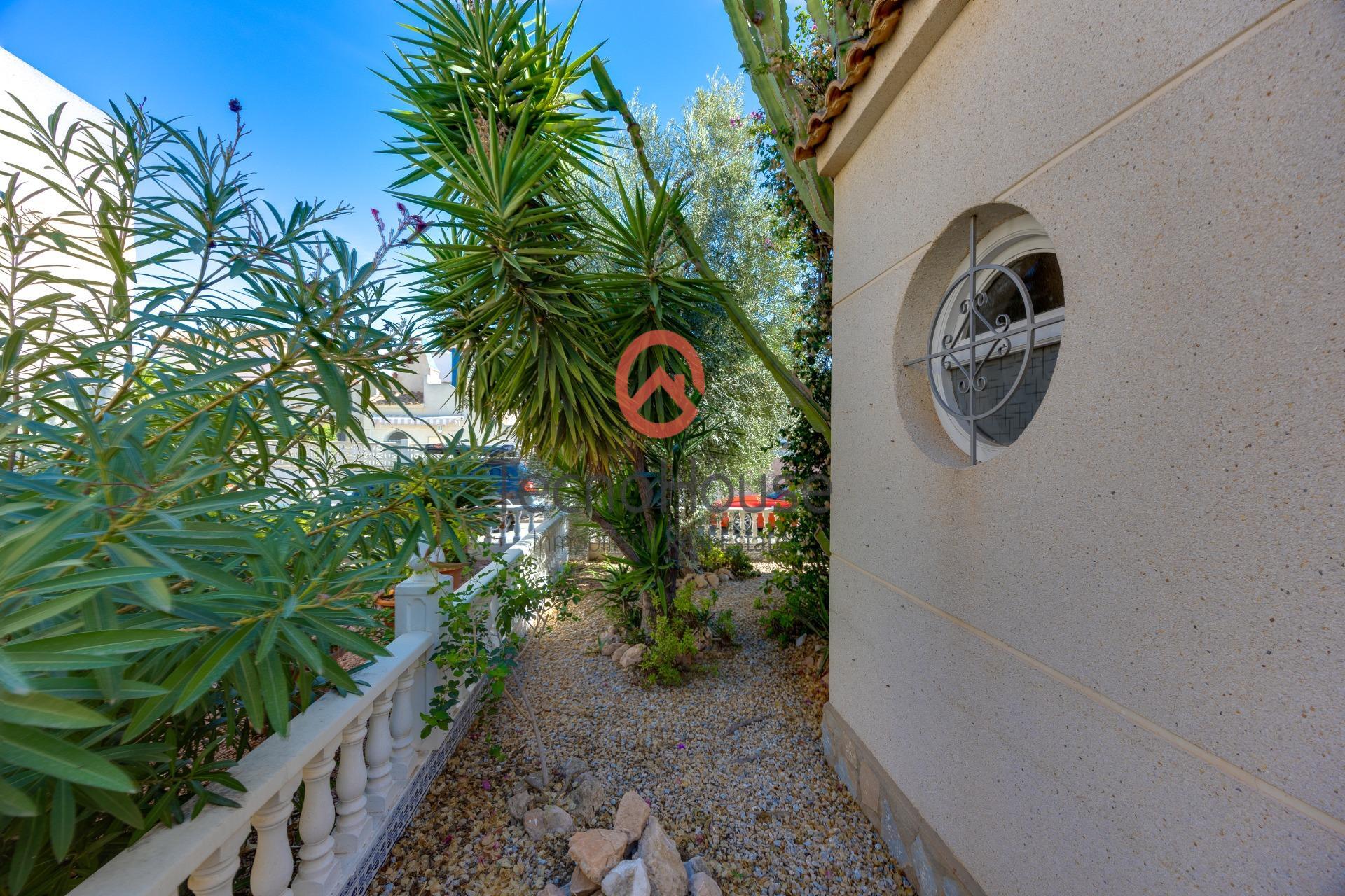 For sale - 3 Bedroom 3 Bathroom Semi Detached in Orihuela Costa - Playa Flamenca  - Alicante