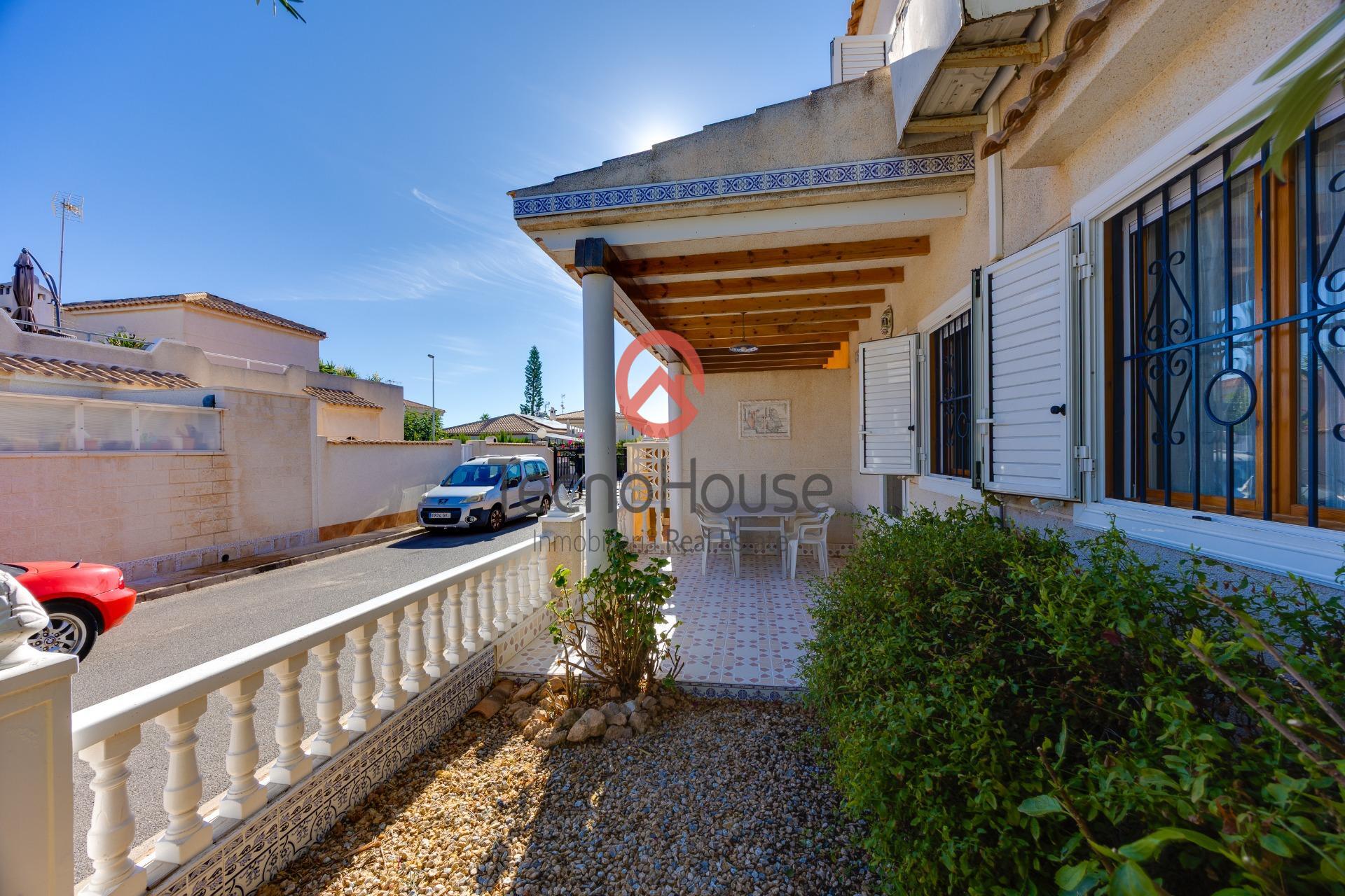 For sale - 3 Bedroom 3 Bathroom Semi Detached in Orihuela Costa - Playa Flamenca  - Alicante