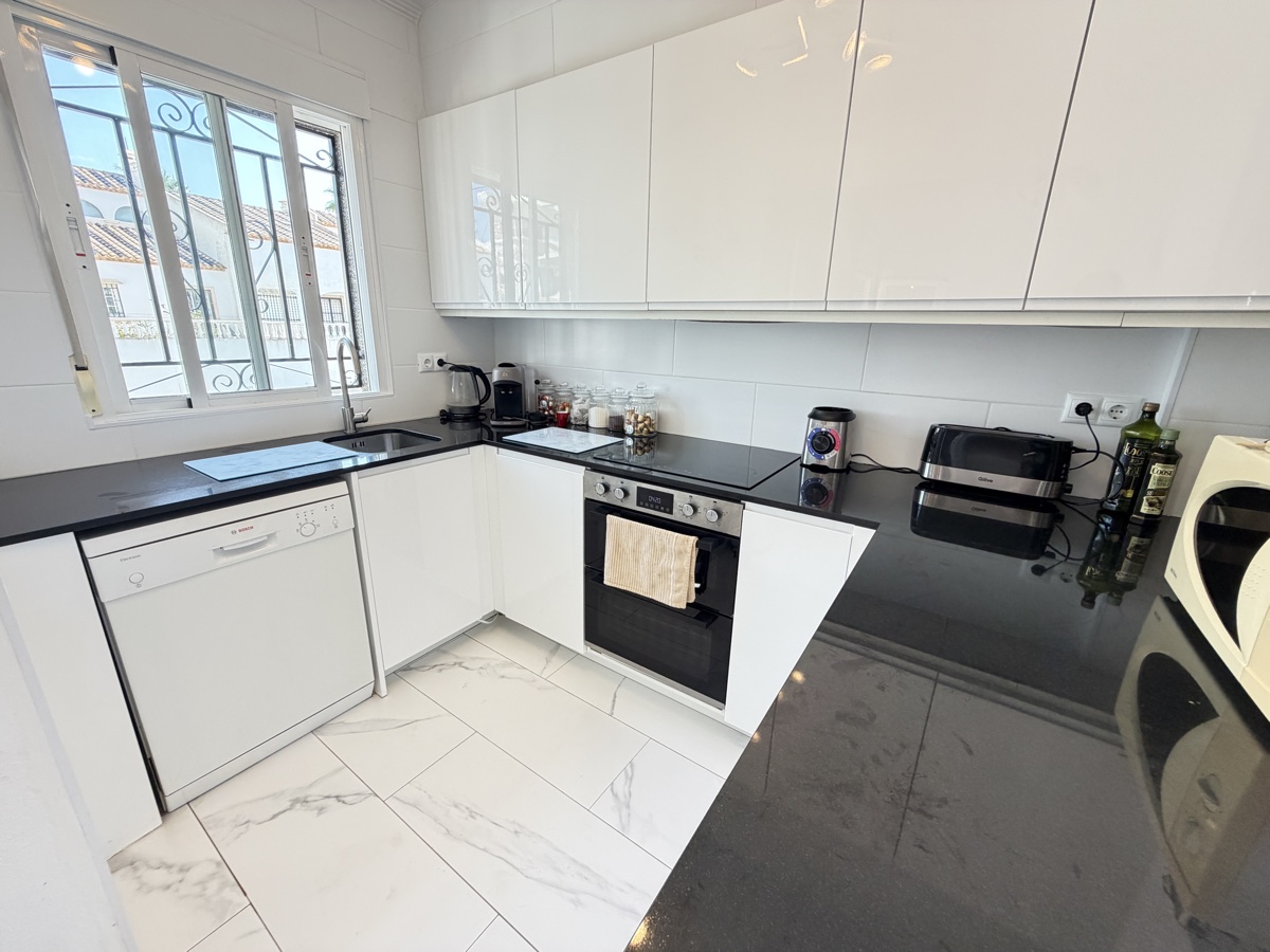 For sale - 5 Bedroom 3 Bathroom Villa in Villamartin - , Villamartin, Alicante, Spain - Alicante