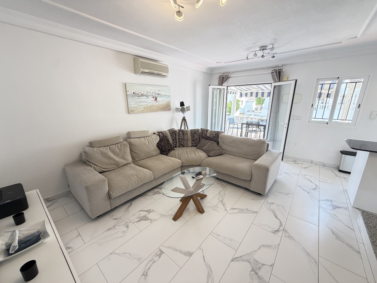 For sale - 5 Bedroom 3 Bathroom Villa in Villamartin - , Villamartin, Alicante, Spain - Alicante