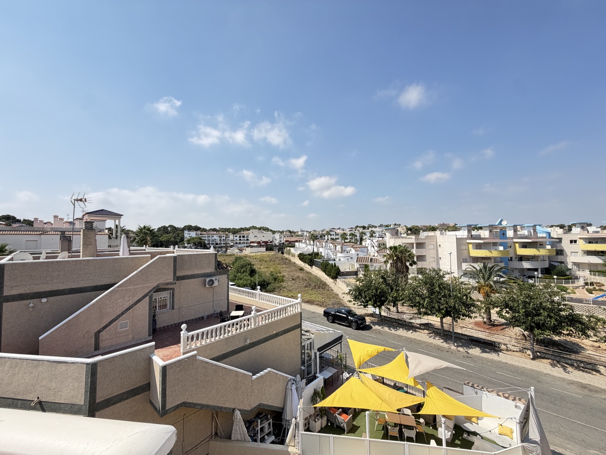 For sale - 5 Bedroom 3 Bathroom Villa in Villamartin - , Villamartin, Alicante, Spain - Alicante
