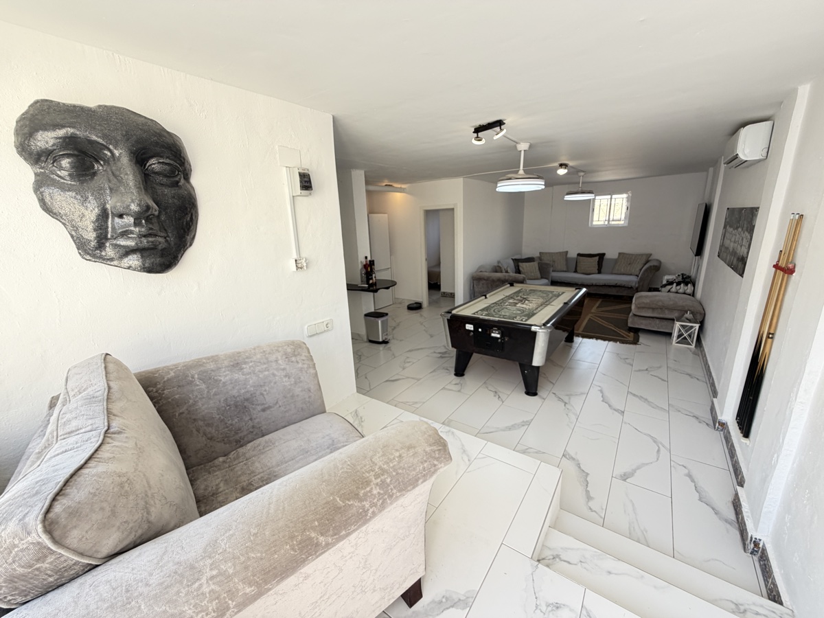 For sale - 5 Bedroom 3 Bathroom Villa in Villamartin - , Villamartin, Alicante, Spain - Alicante