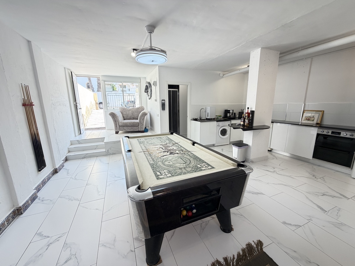 For sale - 5 Bedroom 3 Bathroom Villa in Villamartin - , Villamartin, Alicante, Spain - Alicante