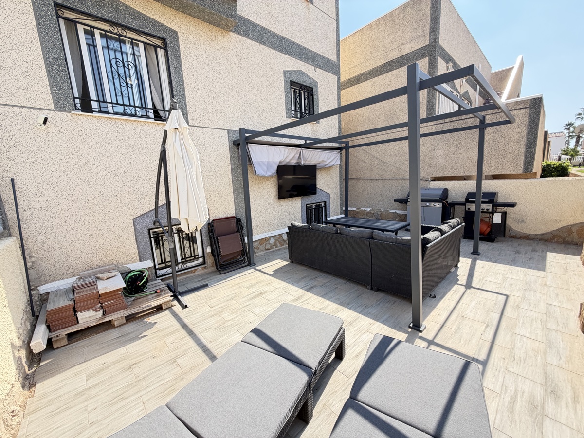 For sale - 5 Bedroom 3 Bathroom Villa in Villamartin - , Villamartin, Alicante, Spain - Alicante