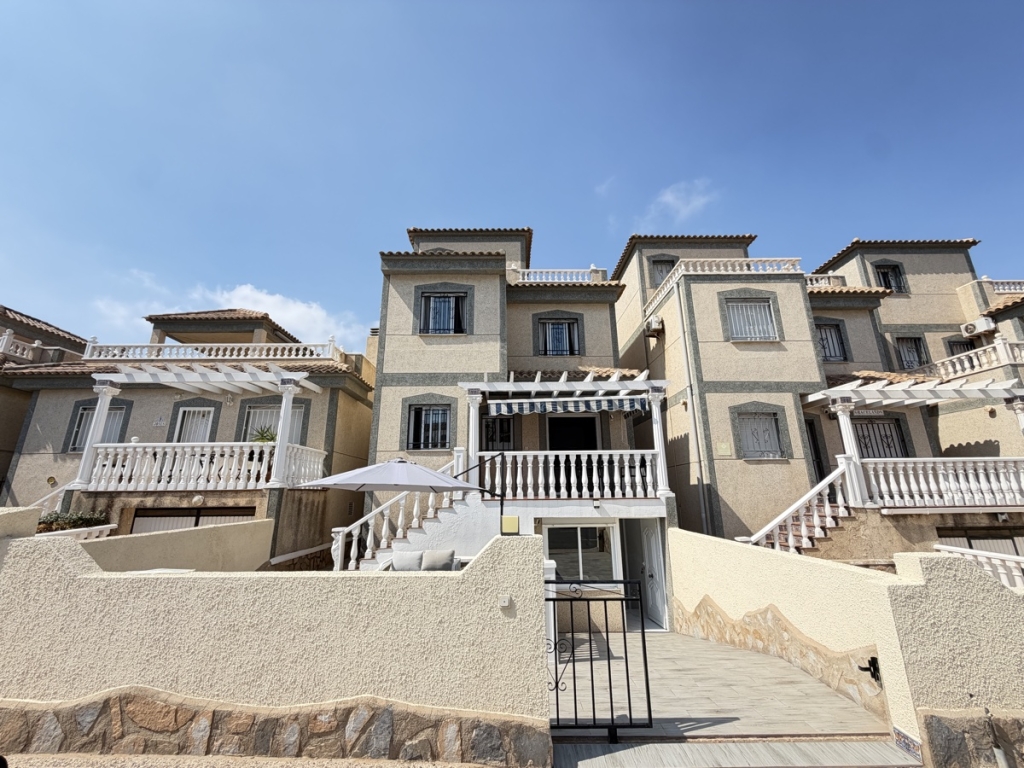 5 Bedroom 3 Bathroom Villa in Villamartin