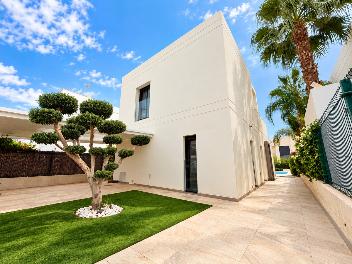For sale - 3 Bedroom 3 Bathroom House - Detached Villa in Rojales - Ciudad Quesada  - Alicante