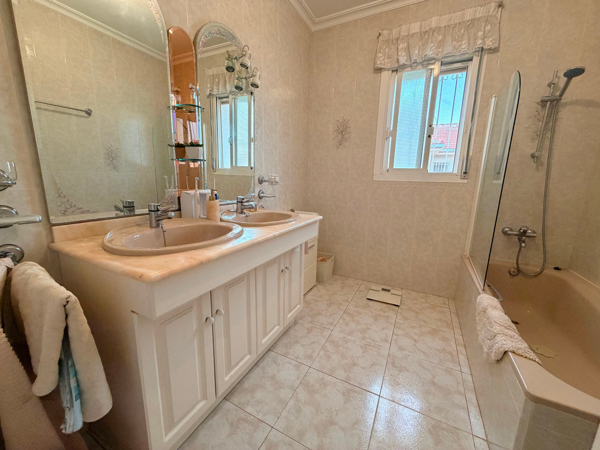 For sale - 5 Bedroom 3 Bathroom House - Detached Villa in Rojales - Ciudad Quesada  - Alicante