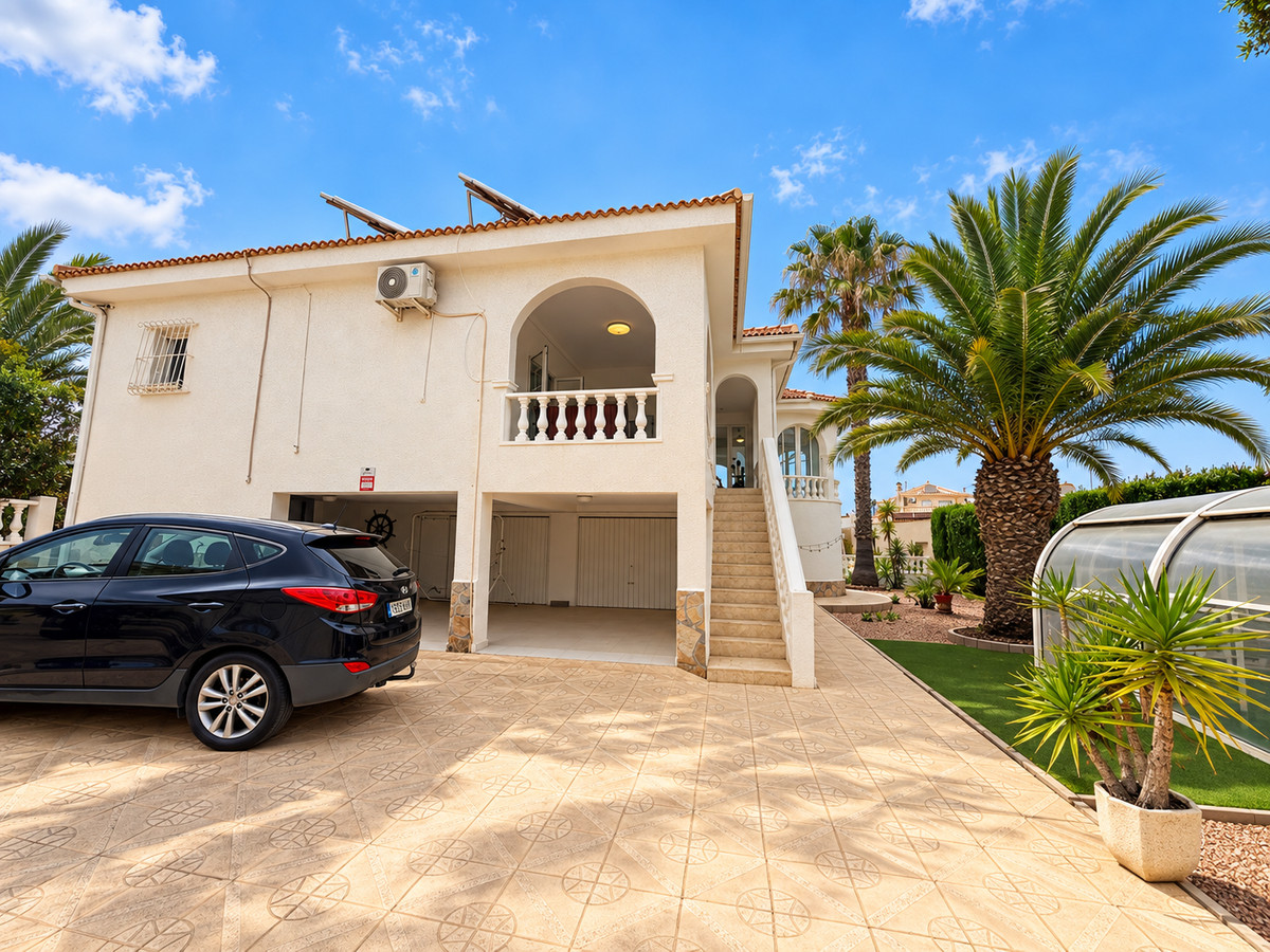 For sale - 5 Bedroom 3 Bathroom House - Detached Villa in Rojales - Ciudad Quesada  - Alicante