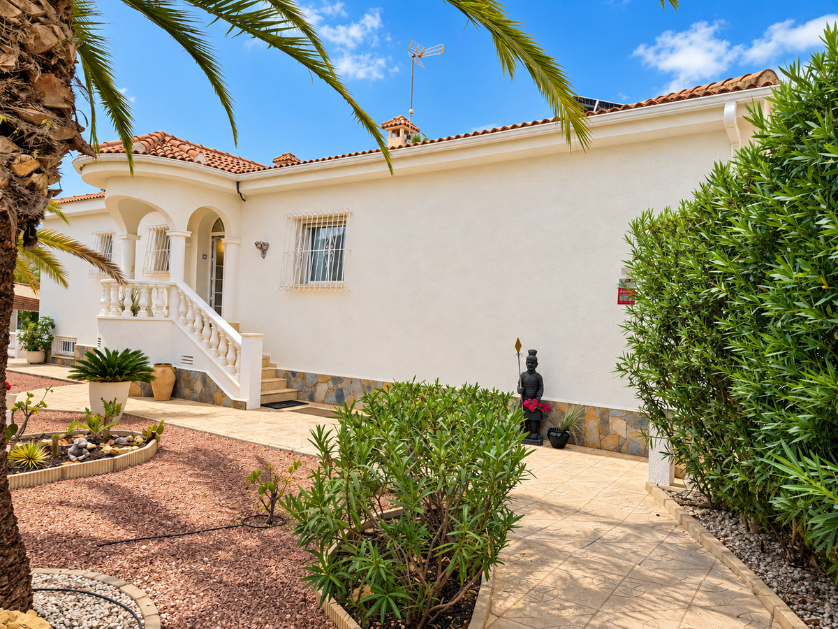 For sale - 5 Bedroom 3 Bathroom House - Detached Villa in Rojales - Ciudad Quesada  - Alicante