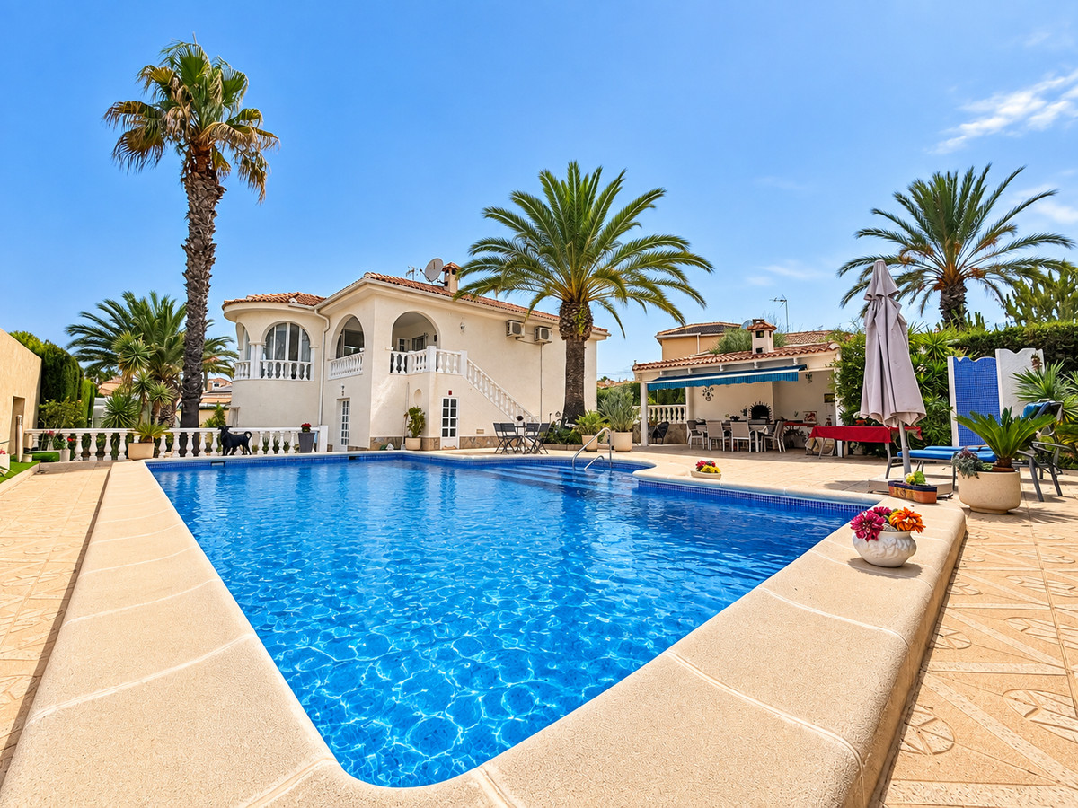 For sale - 5 Bedroom 3 Bathroom House - Detached Villa in Rojales - Ciudad Quesada  - Alicante