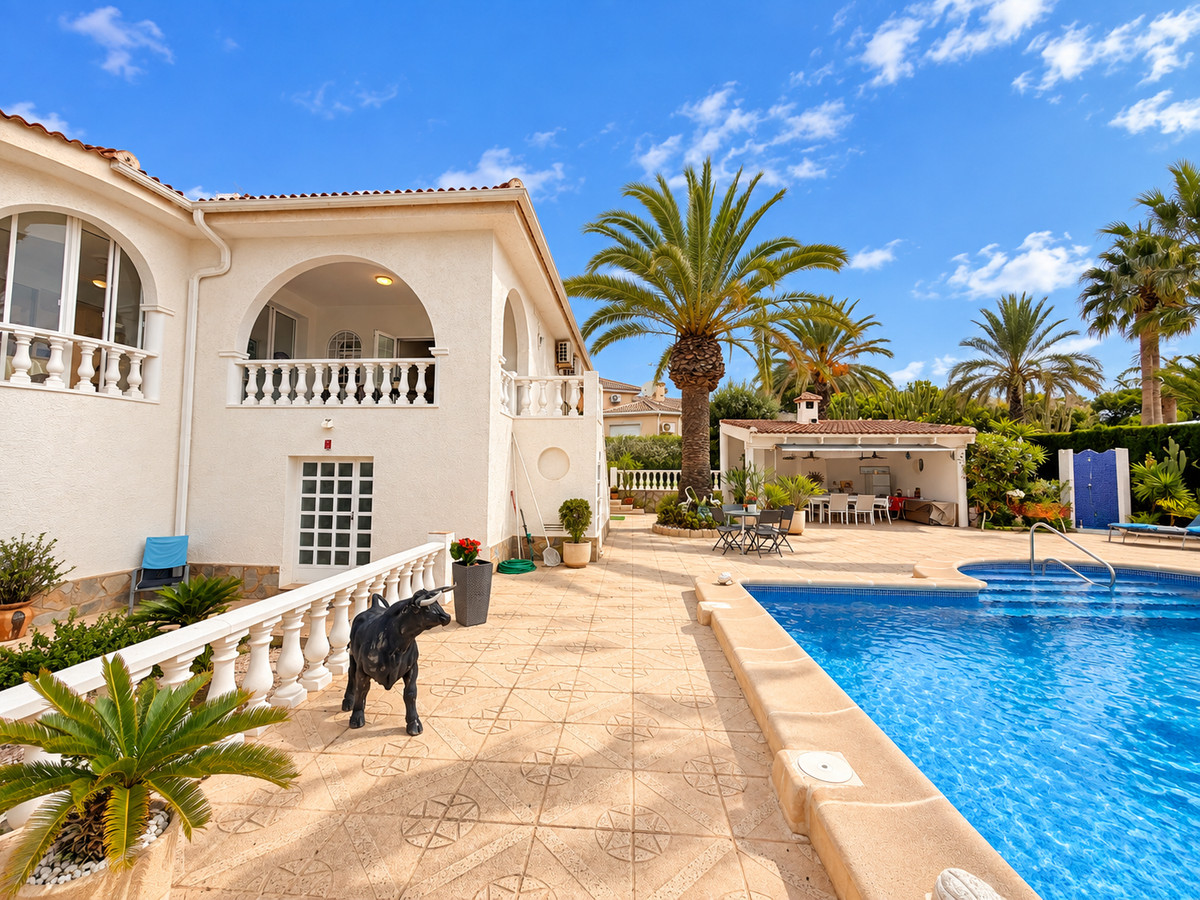 For sale - 5 Bedroom 3 Bathroom House - Detached Villa in Rojales - Ciudad Quesada  - Alicante
