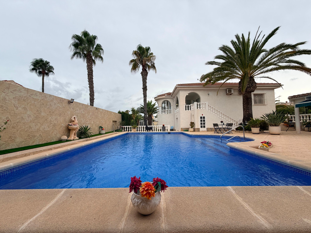 For sale - 5 Bedroom 3 Bathroom House - Detached Villa in Rojales - Ciudad Quesada  - Alicante