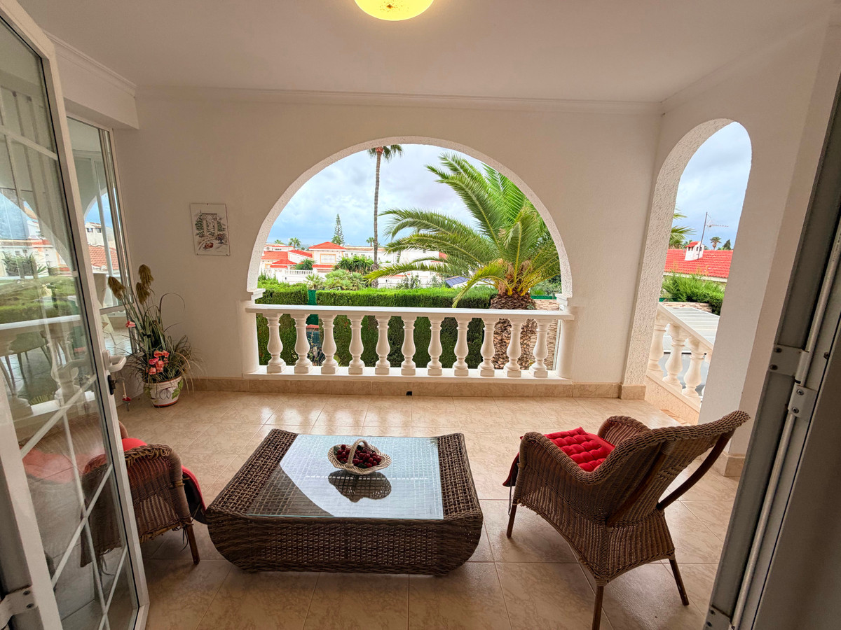 For sale - 5 Bedroom 3 Bathroom House - Detached Villa in Rojales - Ciudad Quesada  - Alicante
