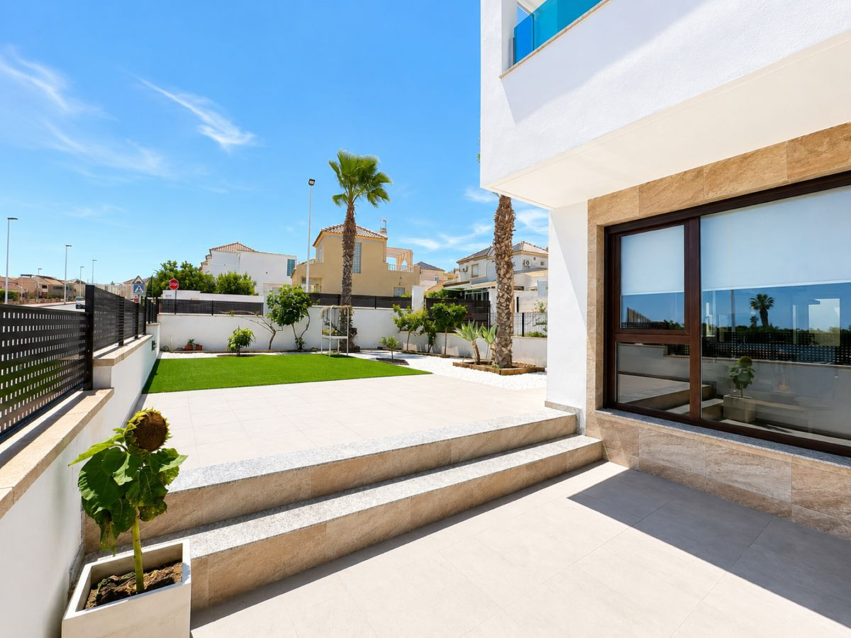 For sale - 3 Bedroom 3 Bathroom House - Semi-Detached House in Torrevieja - Torrevieja Centro  - Alicante
