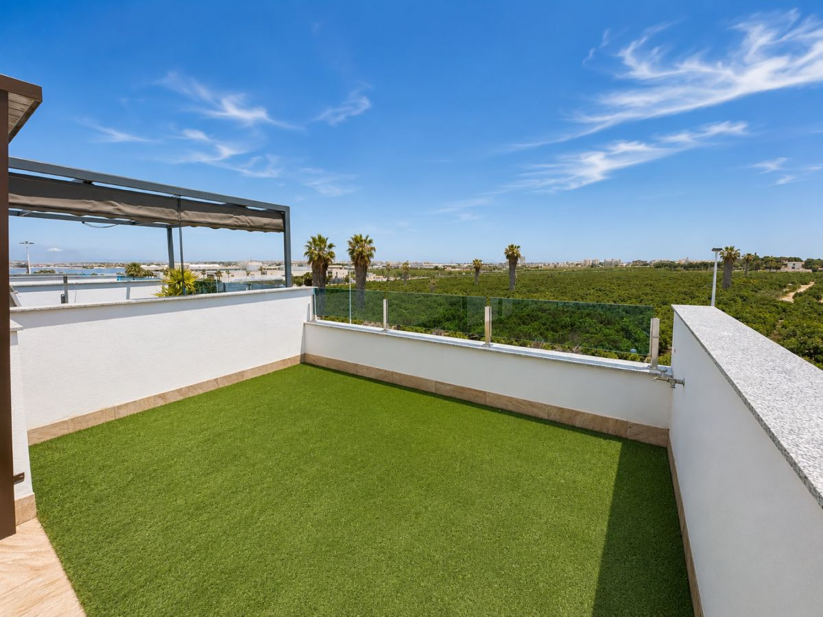 For sale - 3 Bedroom 3 Bathroom House - Semi-Detached House in Torrevieja - Torrevieja Centro  - Alicante