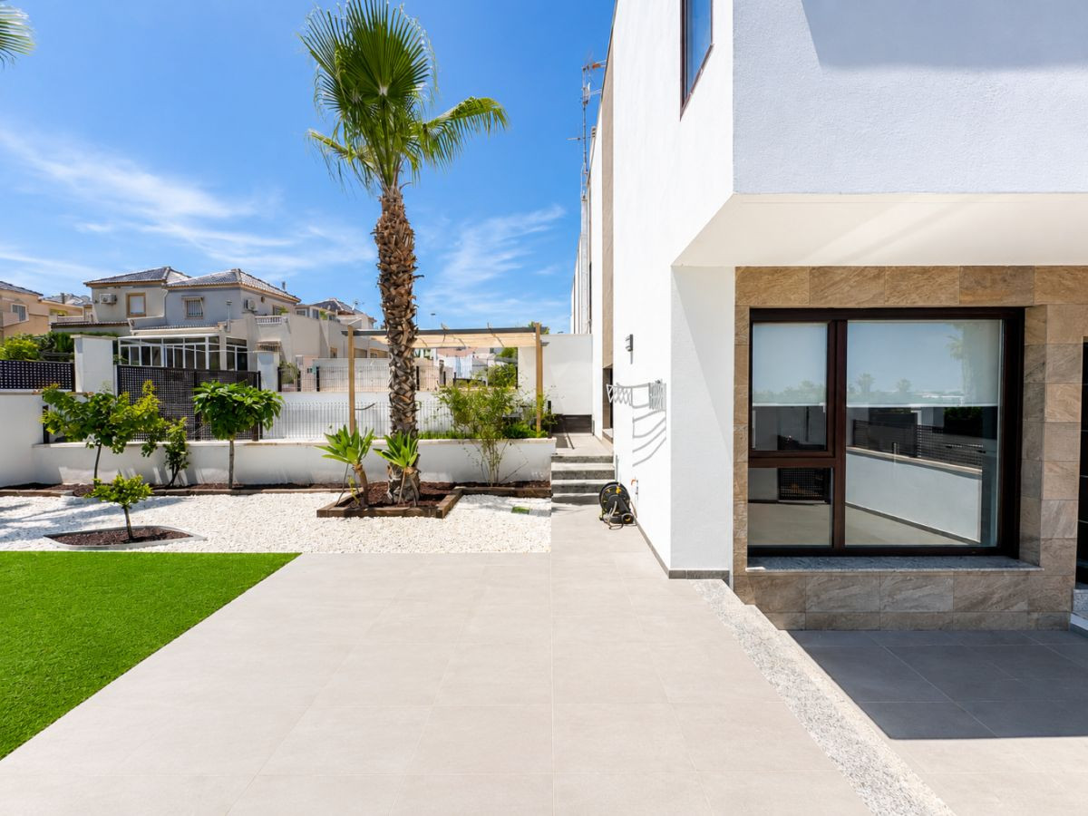 For sale - 3 Bedroom 3 Bathroom House - Semi-Detached House in Torrevieja - Torrevieja Centro  - Alicante