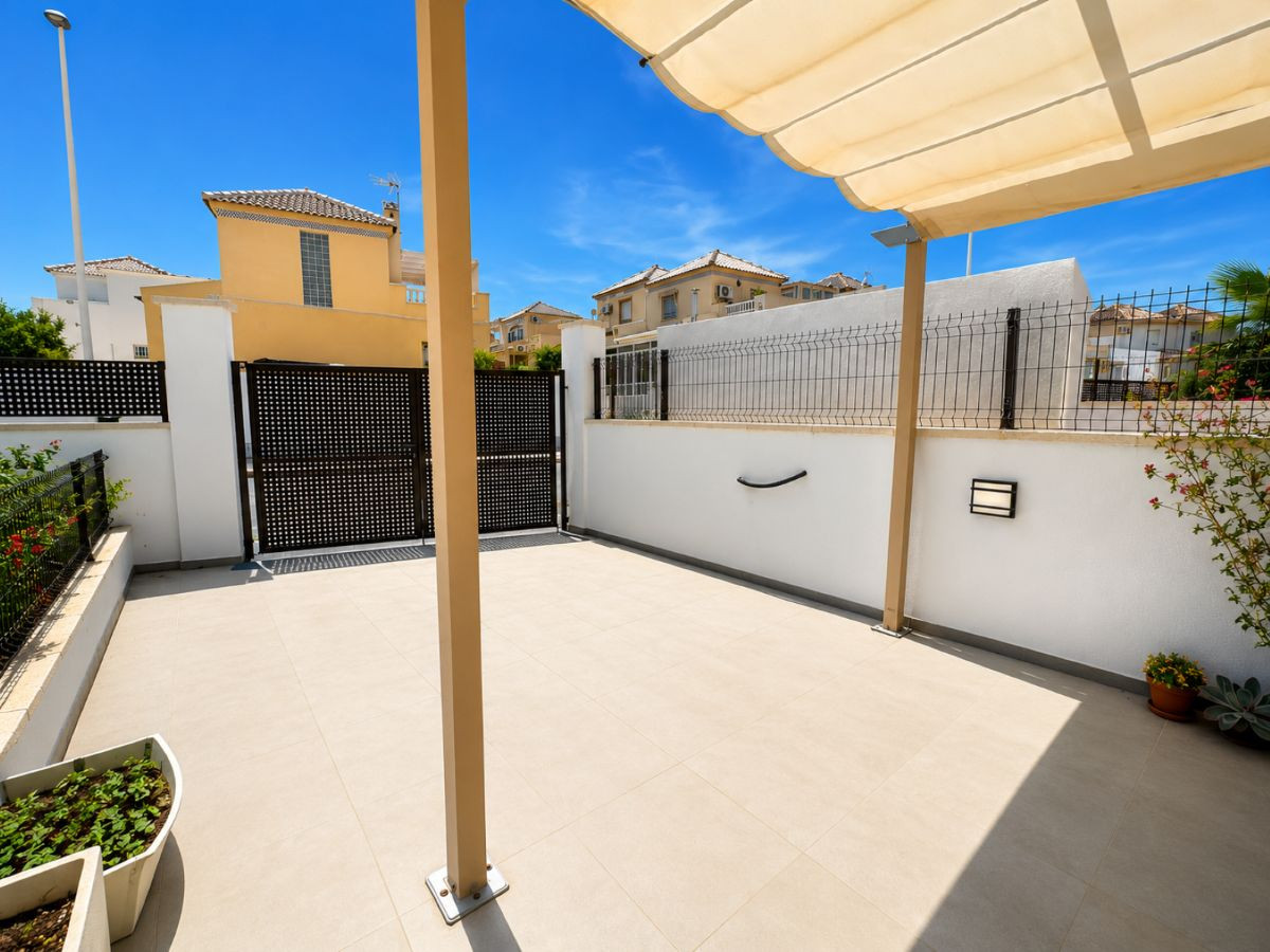 For sale - 3 Bedroom 3 Bathroom House - Semi-Detached House in Torrevieja - Torrevieja Centro  - Alicante