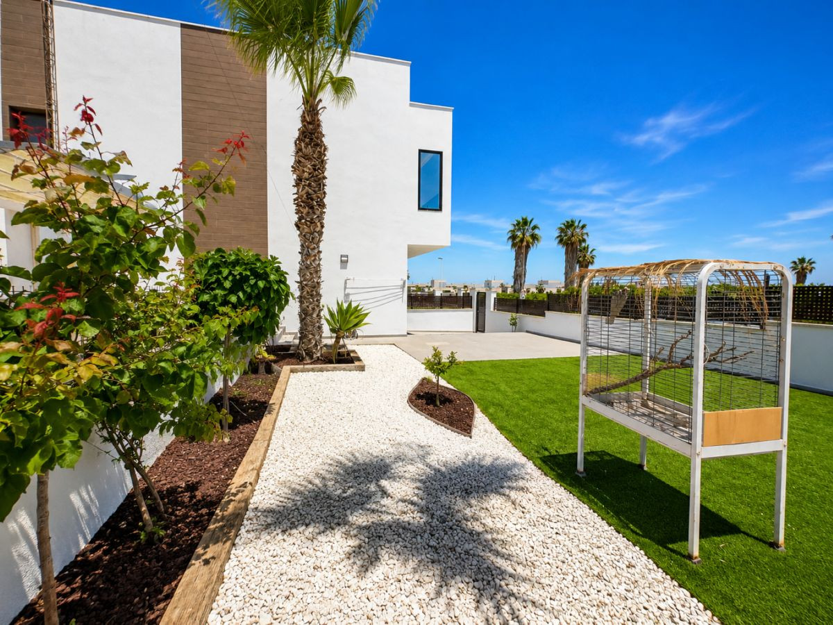 For sale - 3 Bedroom 3 Bathroom House - Semi-Detached House in Torrevieja - Torrevieja Centro  - Alicante