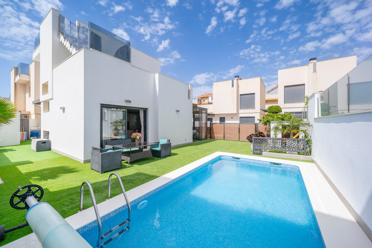 For sale - 5 Bedroom 3 Bathroom House - Detached Villa in Torrevieja - Torrevieja Centro  - Alicante