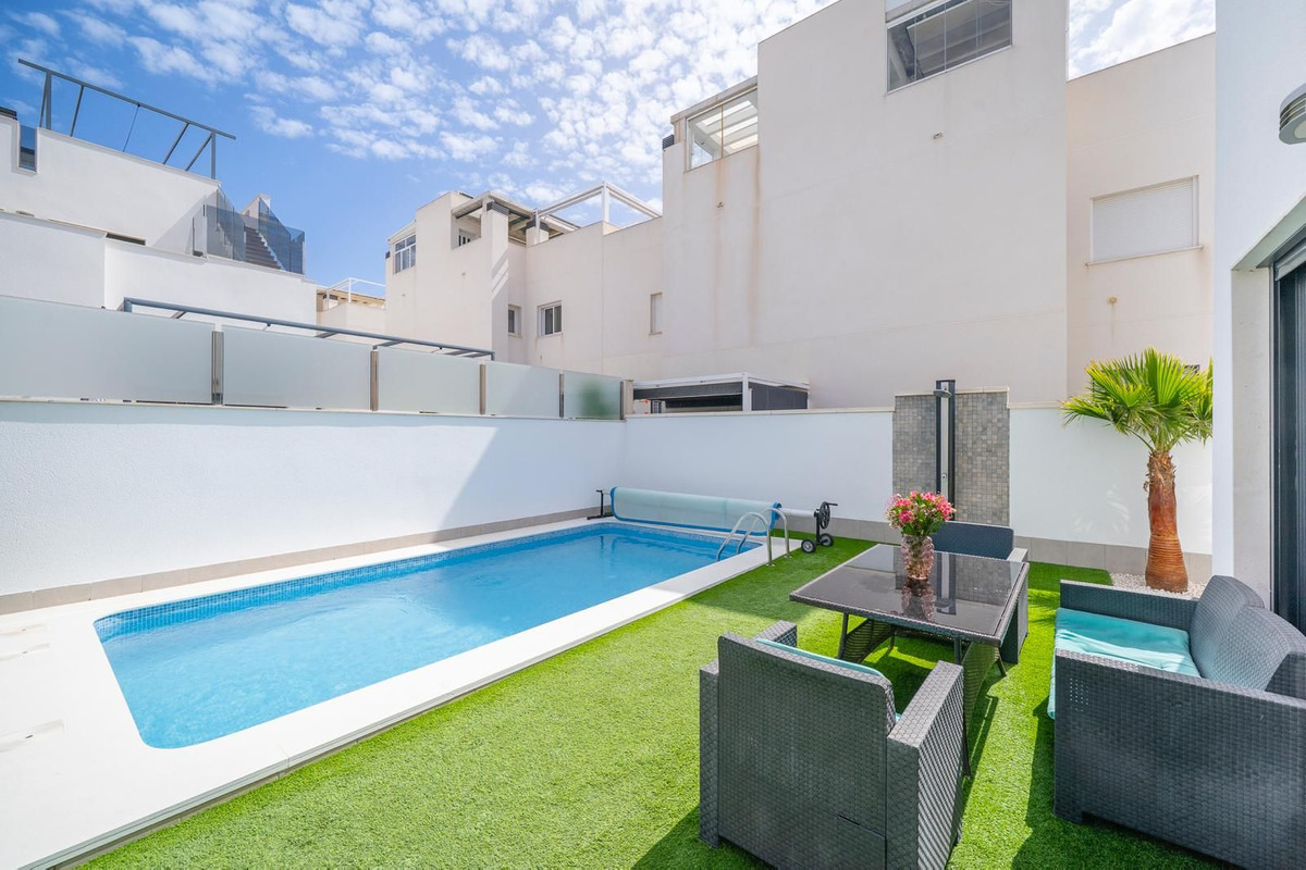 For sale - 5 Bedroom 3 Bathroom House - Detached Villa in Torrevieja - Torrevieja Centro  - Alicante