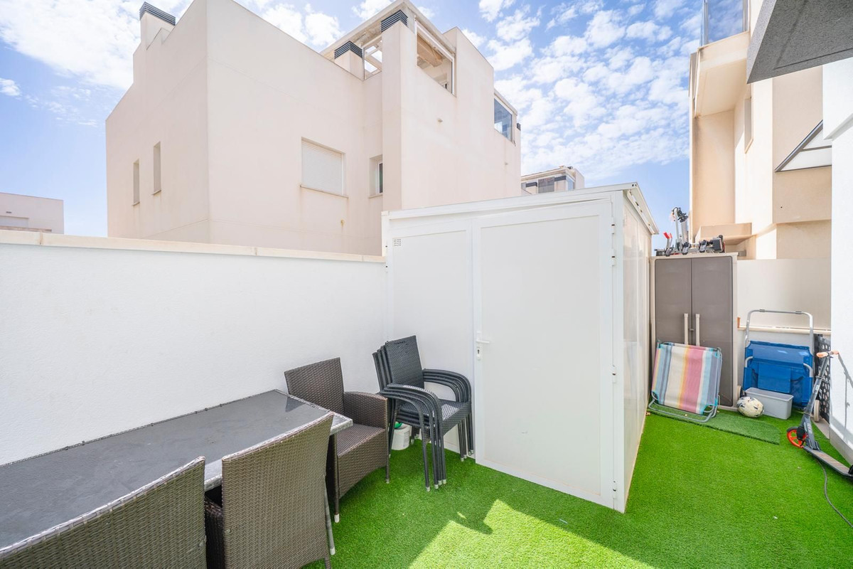 For sale - 5 Bedroom 3 Bathroom House - Detached Villa in Torrevieja - Torrevieja Centro  - Alicante
