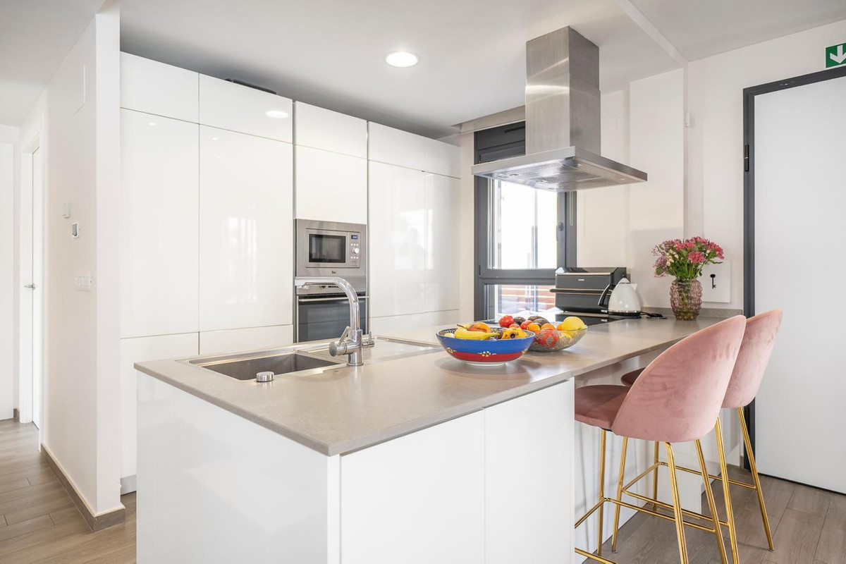 For sale - 5 Bedroom 3 Bathroom House - Detached Villa in Torrevieja - Torrevieja Centro  - Alicante