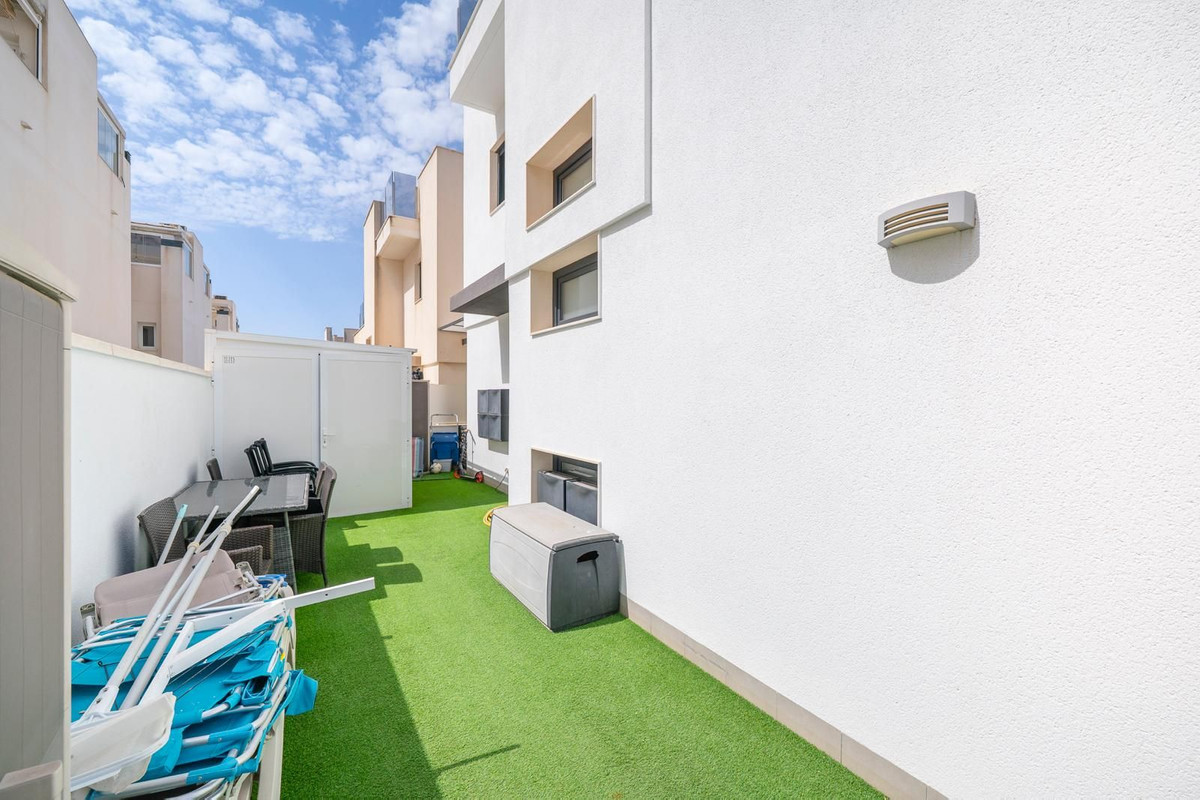 For sale - 5 Bedroom 3 Bathroom House - Detached Villa in Torrevieja - Torrevieja Centro  - Alicante