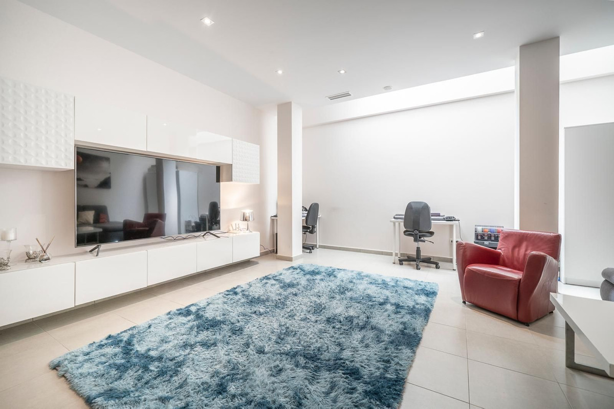 For sale - 5 Bedroom 3 Bathroom House - Detached Villa in Torrevieja - Torrevieja Centro  - Alicante