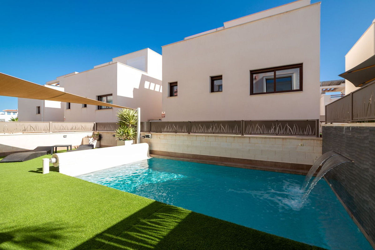 For sale - 3 Bedroom 3 Bathroom House - Detached Villa in Rojales - Rojales Centro  - Alicante
